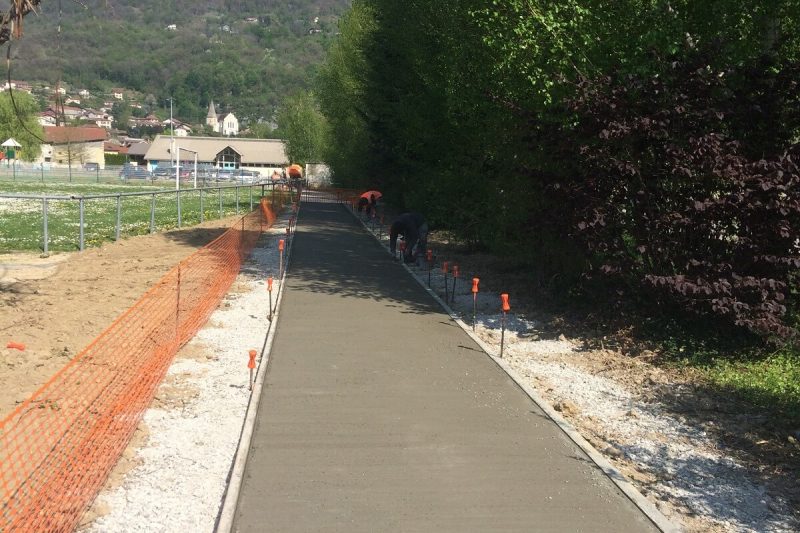 Chemin piétonnier béton balayé